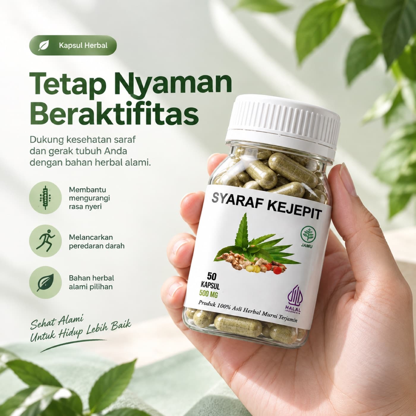 Tangan memegang botol jamu Kapsul Syaraf Kejepit dari dekat